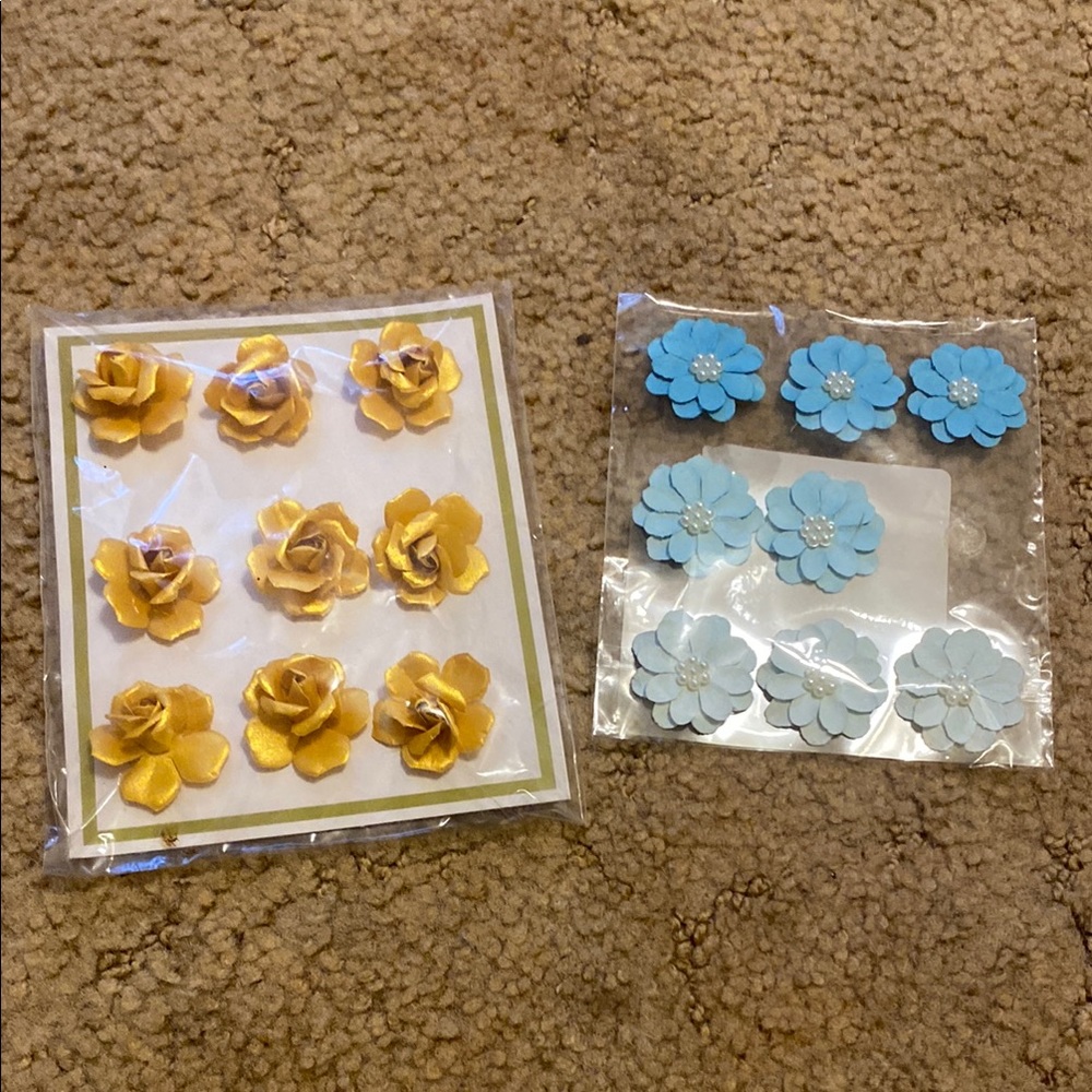 💫 Floral Embellishments in Gold and Blue